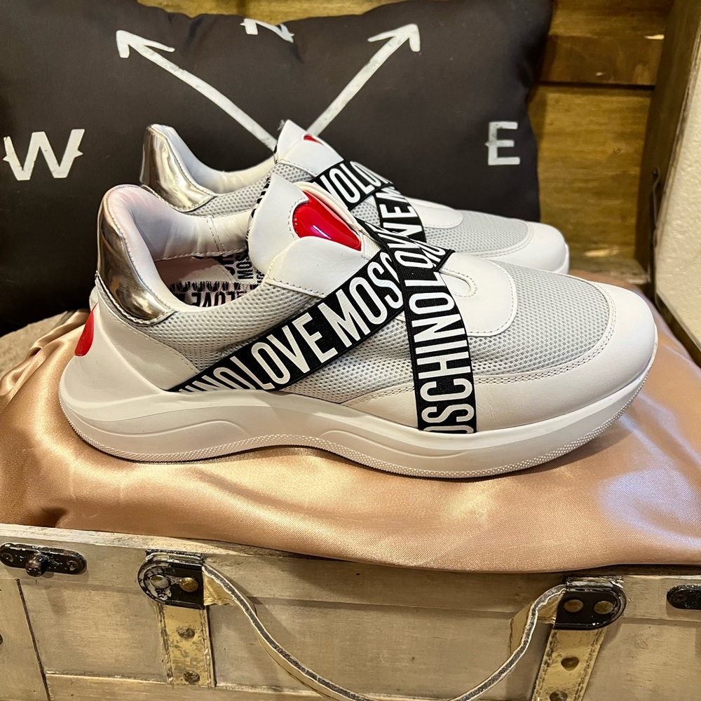 Reposh-Moschino Heart ladies sneaker-like new condition